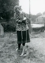 Dvě lvíčata s mladou ženou v londýnské zoo v srpnu 1925
