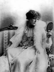 Herečka Sarah Bernhardtová (1844-1923) jako Marguerite Gautierová ve hře "Dáma s kaméliemi" od Alexandra Dumase