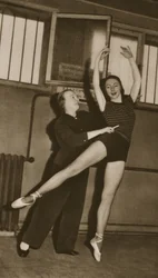 Bronislava Nijinska s Rosellou Hightower, z Grand Ballet de Monte-Carlo, 1949 (hlubotisk)