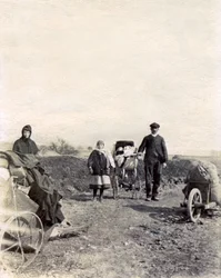 Exodus rolnické rodiny prchající před boji u Boulogne-la-Grasse