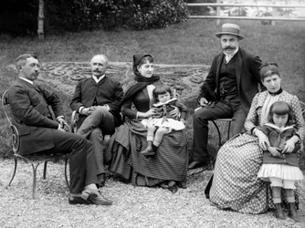 Rodina městských obyvatel, pózující ve své zahradě, poblíž Bourmont v Haute-Marne (Haute Marne), cca 1880. Fotografie. Kolekce Ducos.