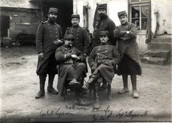 První světová válka (1914-1918): telefonisté a sekretáři generálního štábu plukovníka Debenedettiho (?) farma Laroque u Roye sur Matz (Roye-sur-Matz, Oise). března 1915