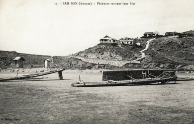 Rybáři odstraňují svou síť poblíž pláží Sam Son (Sam-Son), Annam. Pohlednice z Vietnamu, Indočíny. Fotografie z let 1912-1914.