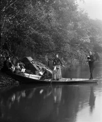 Skupina přátel, na procházce, odpočívá na lodi. Fotografie konce 19. století. Kolekce Ducos.