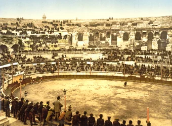Uvnitř amfiteátru v Nîmes, 1890-1900
