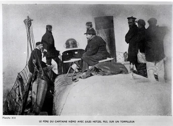 Jules Verne (1828-1905) a Jules Hetzel syn na torpédu.