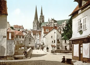 Při pohledu na ulici v Chartres s katedrálou v pozadí, 1890-1900