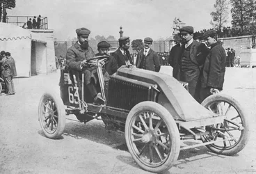 Marcel Renault na startu závodu z Paříže do Madridu, 1903
