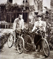 Pierre a Marie Curie ve své zahradě 1895