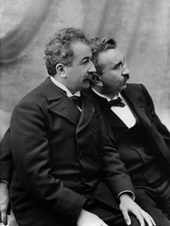 Portrét Augusta (1862-1954) a Louise Lumiera (1864-1948) kolem roku 1920 (foto)