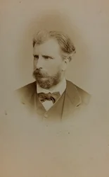 Portrét Williama Bouguereaua, francouzského malíře; vizitka (černobílá fotografie)