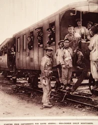 Počínaje Cantonments for Havre Arsenal: Indo-Chinese coolies munitioners, ilustrace z The Illustrated War News, září 1916 (sépiová fotografie)
