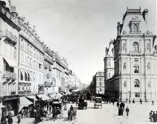 Ulice de Rivoli a nový Hotel de Ville, asi 1882