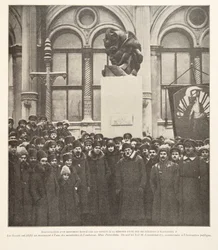 Odhalení pomníku postaveného Sověty na památku jednoho z vrahů Alexandra II., z Histoire des Soviets, vydáno 1922