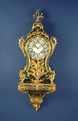 Hodiny s držákem Ludvíka XV., kolem roku 1745 (mosaz, ormolu, mořený roh a slonovina)