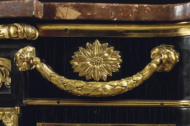 Komoda z konce Ludvíka XV., kolem 1763-70 (japonský lak a eben namontovaný na ormolu)