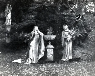 První dějství, scéna 3 Pelleas et Melisande od Debussyho, z fotografie první inscenace opery v Opeře-Comique v Paříži v dubnu 1902, ilustrace v časopise Theatre, červen 1902 (li