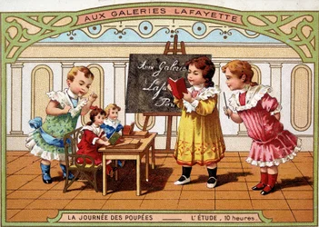 Reklamní karta pro Galeries Lafayette: holčičky hrající si na učitelku se svými panenkami.