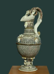 Aiguiere v jemné fajáns realizované v Saint Porchaire. 1550 kolem Paříže, muzeum Louvre.