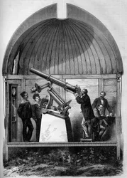Astronomie: Francouzská astronomická luneta převezená do Jokohamy (Japonsko) k pozorování planety Venuše procházející kolem Slunce. Rytina v „“ Le Monde Illustré““ č. 904 z 8. srpna 1874.