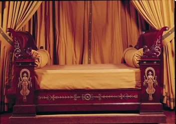 Postel, první empírový styl (dřevo a ormolu)