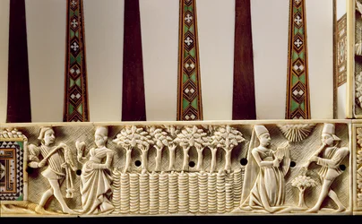 Okraj desky na vrhcáby s vyobrazením mileneckého páru, 1415