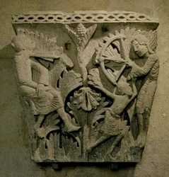 Kapitál zobrazující muže střílejícího šíp do krku druhého, c.1125-30 (vápenec)