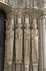 Cathedrale de Chartres, detail ohně vpravo od centrálního zálivu královské brány, zleva doprava, prorok, král David, královna, Šalomoun