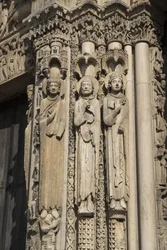 Cathedrale de Chartres, detail levého průlomu zálivu napravo od královské brány, zleva doprava, král Roland, Louis vii