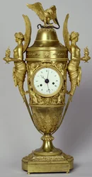 Váza s hodinami s orlicí, cca 1800 (pozlacený bronz)