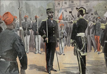 Velitel Jean-Baptiste Marchand (1863-1934) obdržel kravatu velitele Čestné legie dne 30. května 1899 v Toulonu z rukou admirála de La Jaille (1836-1925), obklopený senegalskými jezdci africké průzkumné mise (Misijní pochod