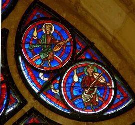 Detail z okna východní růžice zobrazující dva starší z apokalypsy