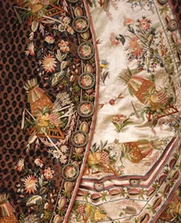 Detail nádherného obleku ze sametu hnědého střihu, který se skládá z kabátu, kalhot a pasu ze slonovinového saténu s výšivkou, kolem 1760