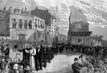 Vyhnání kapucínů z Marseille na základě dekretů z března 1880 přijatých Julesem Ferrym a odebrání práva vyučovat členům nepovolených náboženských kongregací: ovace davu kapucínům vyloučeným z jejich komunity. říjen