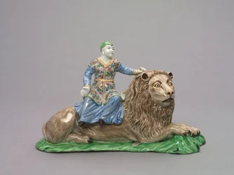 Postava sedící na lvu, cca 1750 (jemně pastový porcelán se smaltovaným zdobením)