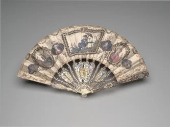 Skládací vějíř s chinoiserie scénou, portréty, pastoračními postavami a zátišími, cca 80. léta 18. století (slonovina, zlacení, perleť, sklo nebo horský křišťál a pastovaný drahokam (později))