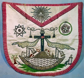 Zednářská zástěra se zednářskými a rosekruciánskými symboly