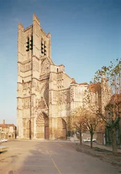 Celkový pohled na západní průčelí, postavený ve 13.-14