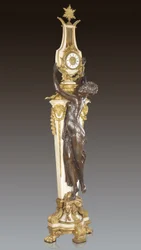 Grande Horloge, důležité a monumentální podstavcové hodiny, navržené Fredericem Piatem a provedené Maison Millet, Paříž, kolem roku 1890 (ormolu patinovaný bronz a kararský mramor) (viz také 362833)