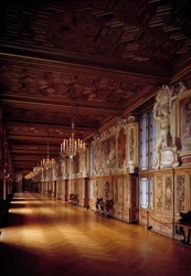 Vnitřní pohled na galerii Francois I ve Fontainebleau. Dřevo a nástěnné malby školy Fontainebleau