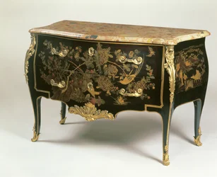 Louis XV Commode na způsob Macreta, kolem roku 1765 (dřevo s černým, zlatým a polychromovaným lakem namontovaným na ormolu)