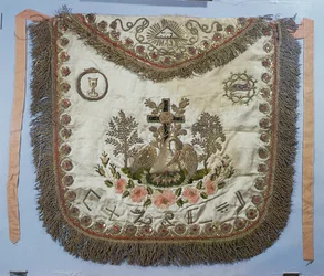 Zednářská zástěra s různými symboly