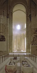 Hlavní loď a apsida opatského kostela s podobiznami Jindřicha II. (1133-89), anglického krále a jeho manželky Eleonory Akvitánské († 1204)