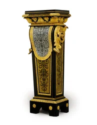 Jeden z páru intarzivních podstavců Ludvíka XV., možná na objednávku Claude-Francoise Julliota, kolem 1750-60 (cín Boulle namontovaný na ormolu, mosazný vykládaný roh a želvovina) (viz také 469020)
