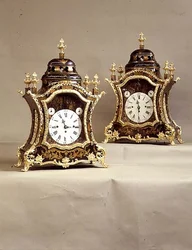 Dvojice hodin s paspartami ormolu, strojek Charles Cabrier, počátek 18. století (lak a ormolu)