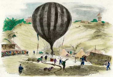 Pařížská centrála z roku 1870: pohled na jeden z balónů používaných pro komunikaci s okolím je umístěn na náměstí Saint Pierre (Montmartre) v Paříži. Rytina z roku 1870 Soukromá sbírka