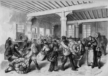 Paříž, zima 1868: bezplatné odbavení oděvů a ložního prádla na Mont de Piete (Mont-de-Piete) díky finanční pomoci císaře Napoleona III. Rytina v ""Le Monde Illustre"" č. 563 z 25. ledna 1868.