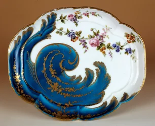 Talíř „“ Hebert““ s měkkými porcelánovými volutami vyrobený v manufaktuře Vincennes. 1755 v Paříži. muzeum Louvre