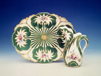 Talíř a džbán s květinovou výzdobou, Sevres (porcelán)