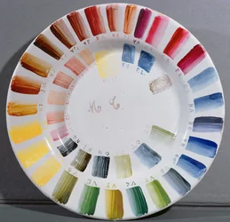 Porcelánový výrobní talíř se vzorníkem barev (porcelán)